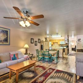 Hike & Bike: Red River Condo Near Fishing!, hotel u gradu 'Red River'