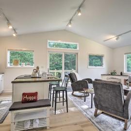 Airy & Bright Hideaway Near Smugglers' Notch!, מלון בCambridge