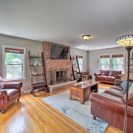 Pet-Friendly Lake Getaway: 1 Block to Beach!, хотел в Gary