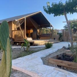 Luxe Safari Lodge Glamping Louloudia, ξενοδοχείο στα Πιτσίδια