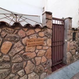 Casa con patio y chimenea en Piedralaves, hotel a Piedralaves