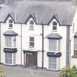 Queens Rooms, hotel in Porthmadog