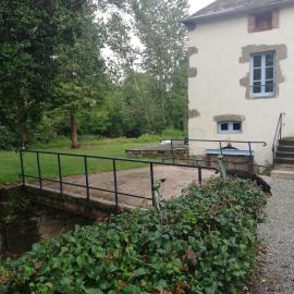 Chambre d'hôte Moulin du Breuil.: Pionnat şehrinde bir otel