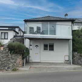 LITTLE SUMMER HILL -2 Bed COSY COTTAGE- TREARDDUR, hotel in Trearddur