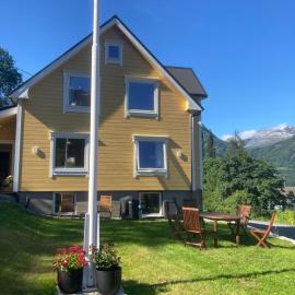 Nesje Gardstun, Hotel in Oppstryn
