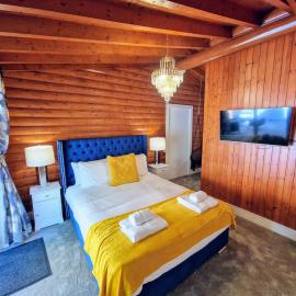 Kaoglen Apollo-Hot tub-Cairngorms-Pet friendly, hotel di Balnald