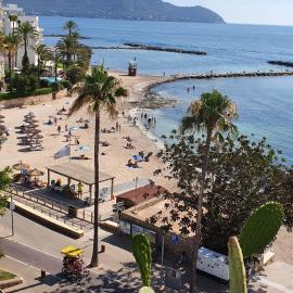 Apartamento Torre Bona - Seafront, 10 meters from the beach!, hotel i Son Servera