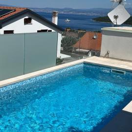 Apartment Santorini Krk with private pool, отель в Нивице