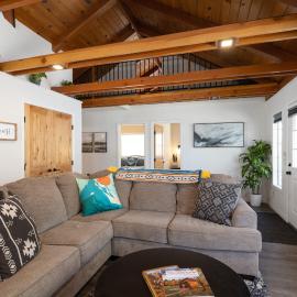 Bayview Bungalow - Cabin with Hot Tub One Block from Big Bear Lake!, hotel in Big Bear Lake