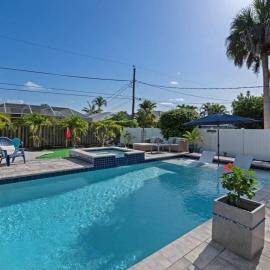 Sanctuary Home Naples-Luxury Beach House with Private Pool and Oasis!: Naples şehrinde bir otel