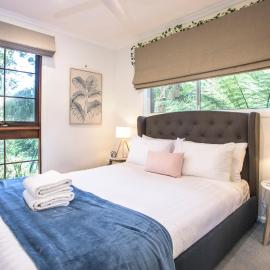 Cosy, central Olinda Camellia Cottage