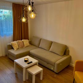 Alexander Cozy Apartment FREE PRIVATE PARKING, hotel Medgyesen