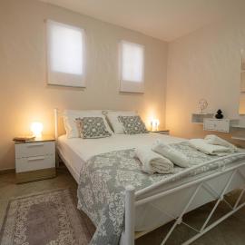 John Apartments, hotel u gradu Drepano