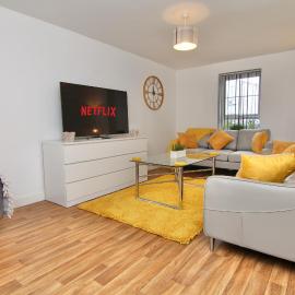 Canalview Villa - Family & Workers Nest, Free Driveway Parking, Superfast WiFi, Free Netflix, Large Private Garden, hotelli kohteessa Coventry