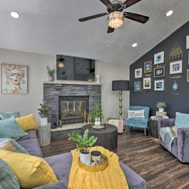 Fire Pit + Furnished Deck: Serene Tobyhanna Escape, hotel in Tobyhanna