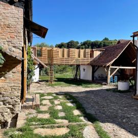 Critz Cross, hotel i Criţ