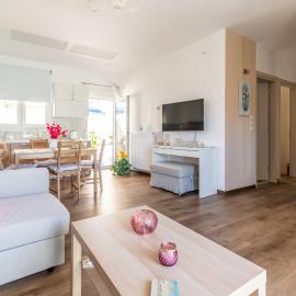 Sophia's Comfortable Home with a Private Backyard