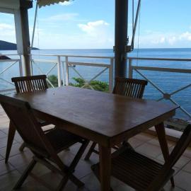 Bel appartement avec piscine, face à la mer، فندق في Gourbeyre