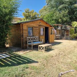 Locations insolites "vie en plein air" cabane Bastide Bellugue maison d'hôtes reseau Bienvenue à la ferme à 3 mn de lourmarin, hotel di Cadenet