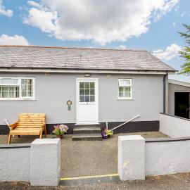 3 Black Horse Cottages, hotel Pentraethben