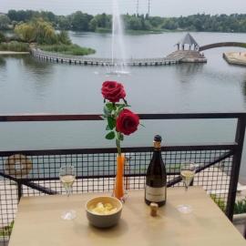VUE EXCEPTIONNELLE SUR LE LAC, hotel in Créteil