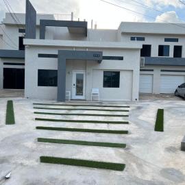 Joy Estate Rooftop Pool n View unit #1, hotel v destinaci Falmouth