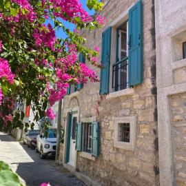 Özel tasarımlı TARİHİ TAŞ EV, hotel in Çeşme