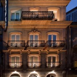 Hotel Puerta Gamboa، فندق في فيغو