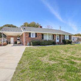 Spacious Home with Waterfront View-Welcome Pets, hotel in Sneads Ferry