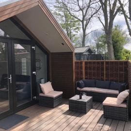 Luxe vrijstaande chalet voor gezinnen en stellen met mooie bloementuin vlakbij het water, hotel en Elahuizen