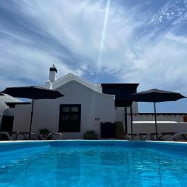 Nazaret에 위치한 호텔 Nazaret Villa with heated pool