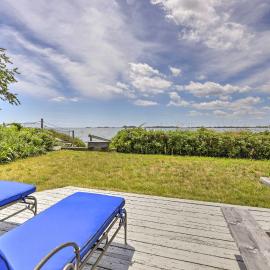 Waterfront Cottage w/ Sunroom + Patio & Grill – hotel w mieście Clinton