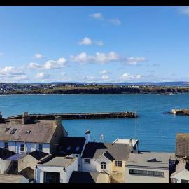 Portrush Penthouse Stunning Harbour & Atlantic Views only 2 mins walk to Harbour & Ramore, hotel in Portrush