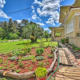 Historic Crescent City Studio - Lakefront w/ Dock!, hotel in Crescent City