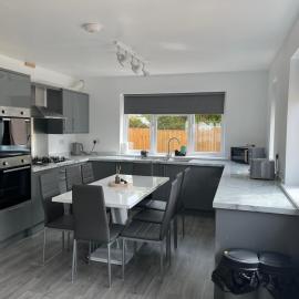 House - Sleeps 14 onsite parking & pets allowed