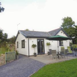 Cosy country cottage with outdoor bathing, hotel a Halkyn