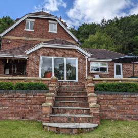Three bedroomed house with a separate studio apartment by Severn Valley railway، فندق في Highley