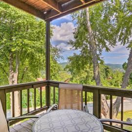 Sun-Lit Vernon Condo < 2 Mi to Ski Resort!, hotell sihtkohas Vernon Township