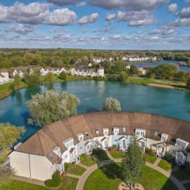 Charming Lake House nature retreat in Cotswold Water Park, South Cerney near Cirencester, hotel in Cirencester