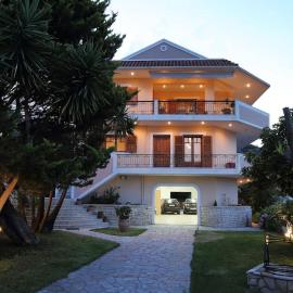 VILLA CORINA, hotel i Apolpaina