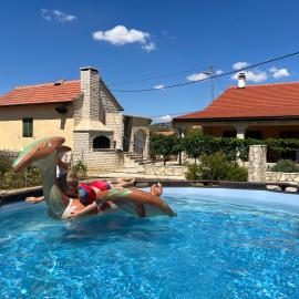 Runaway Cottage, hotel u gradu Unešić