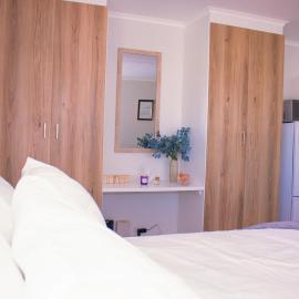 Charms and bows studio apartment -near ORT airport