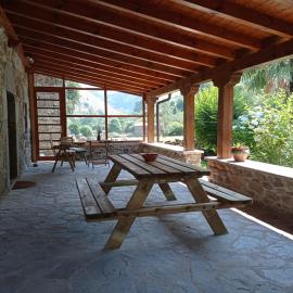 Amplia y cómoda casa de piedra con porche y jardín, hotel in San Roque de Ríomiera