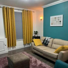 Comfortably furnished 2 bedroom home in Bolton, hotel Boltonban