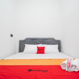 RedDoorz @ Aralia Harapan Indah, khách sạn ở Pulokendal