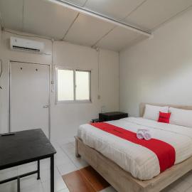 RedDoorz Syariah at Taman Green Legon, hotel sa Padurenan