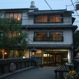 Kinosaki Onsen Kawaguchiya Honkan: Toyooka şehrinde bir otel