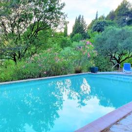 Villa CIGALONS en pleine pinède avec PISCINE, hotel Auriolban