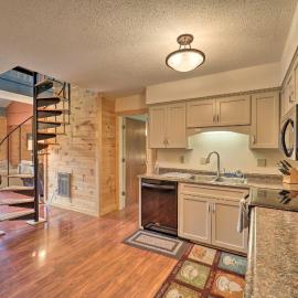 Walk to Beech Mtn Ski Resort! Condo w/ Balcony, Hotel in Beech Mountain