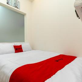 RedDoorz Plus Near RS Royal Taruma Grogol